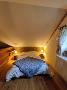 Lit double dans la chambre
