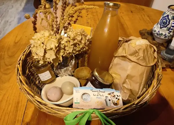 panier petit déjeuner des gîtes du secun contenant du jus de fruit frais, des œufs et du lait